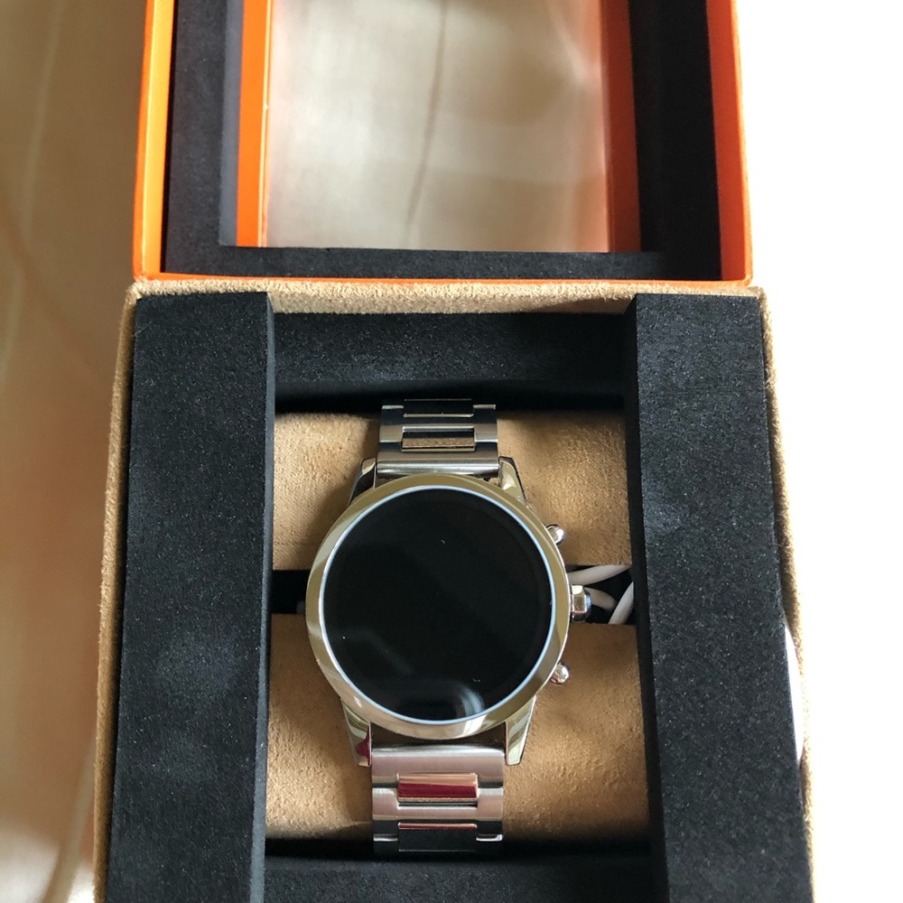 Model DW7T1 Tory Burch Gigi Touchscreen Smartwatch